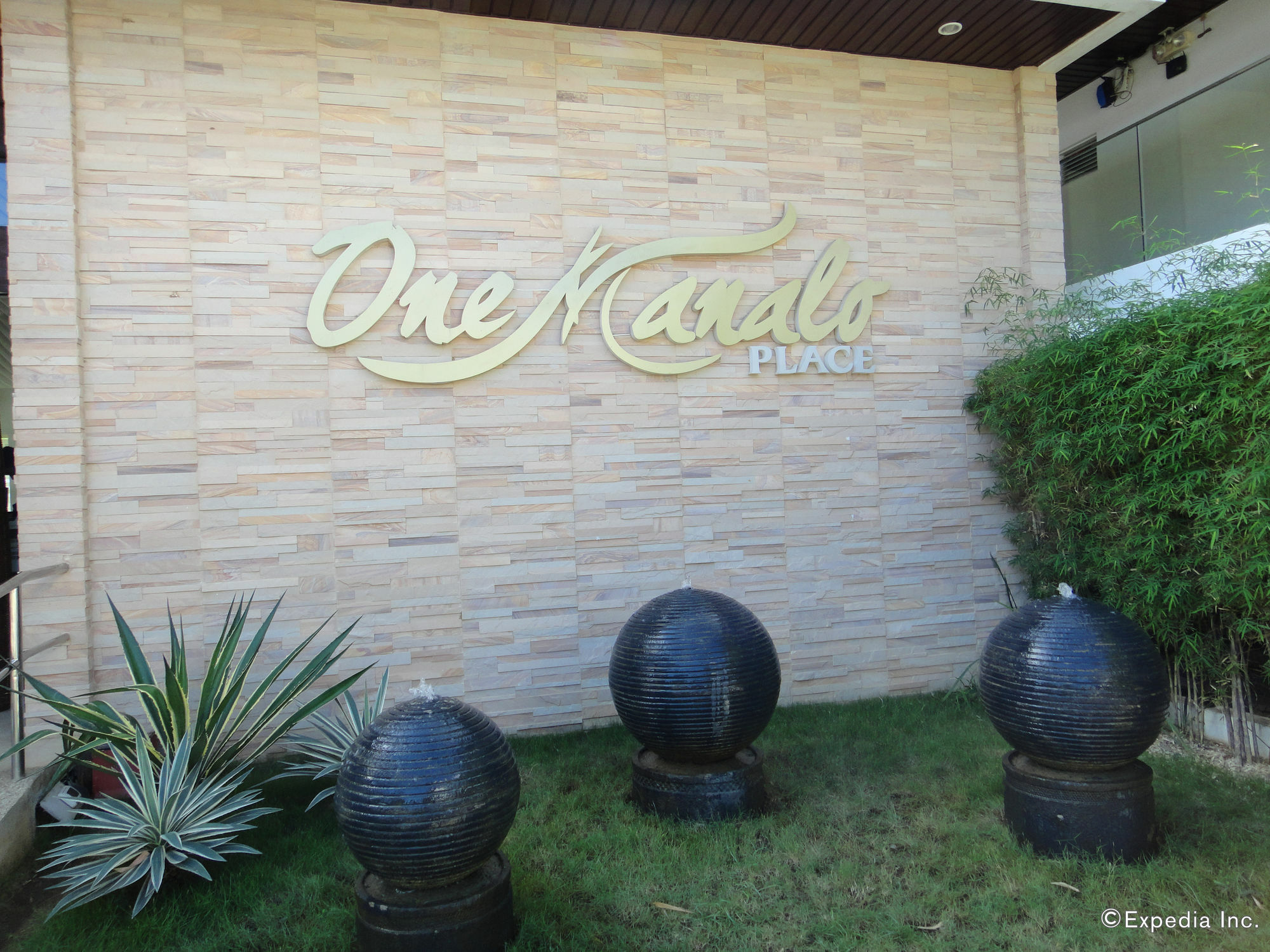 One Manalo Place Пуэрто-Принцеса Экстерьер фото